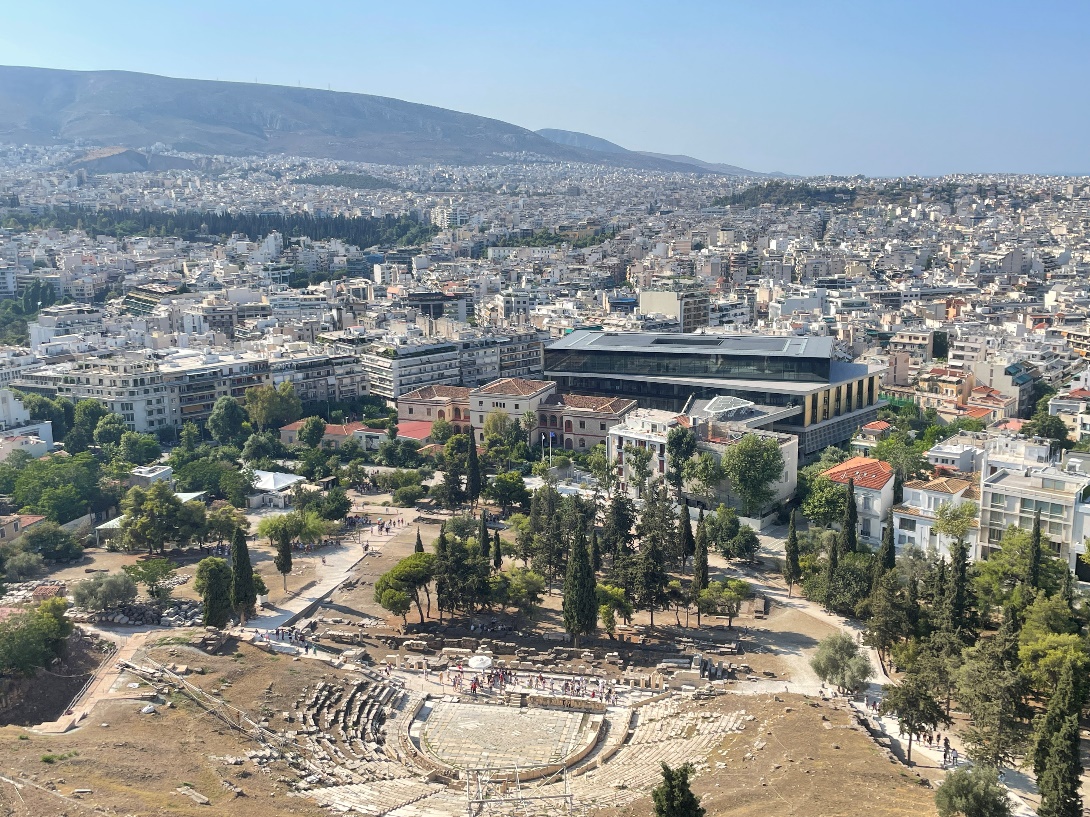 站在衛城俯瞰希臘城市。人民網記者 郭冠華攝