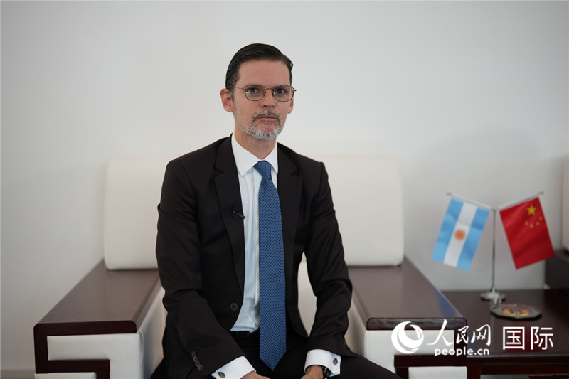 阿根廷駐華大使牛望道接受人民網專訪。人民網記者 張若涵攝