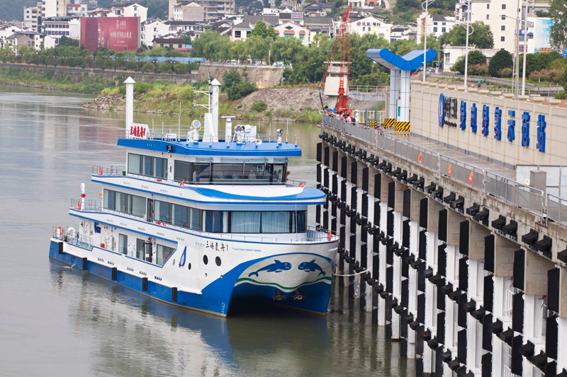 “三峽氫舟1”號航行至綠電綠氫示范站准備進行受氫作業。梁強攝