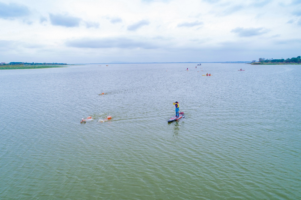 梁子湖内，游客正在练习浆板运动。受访者供图