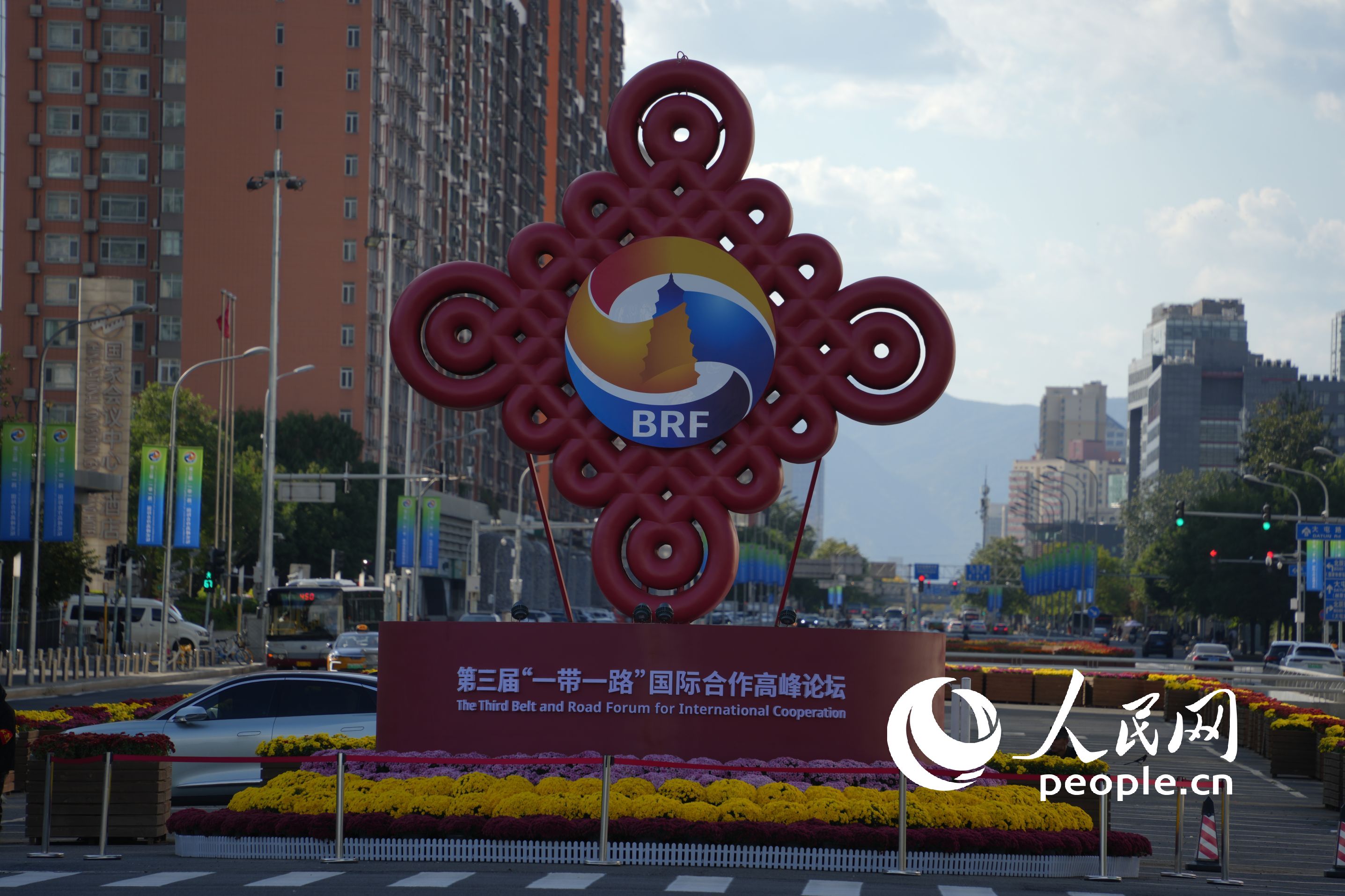 国家会议中心附近道路上的“红色中国结”主题雕塑。（人民网记者 王天乐摄）