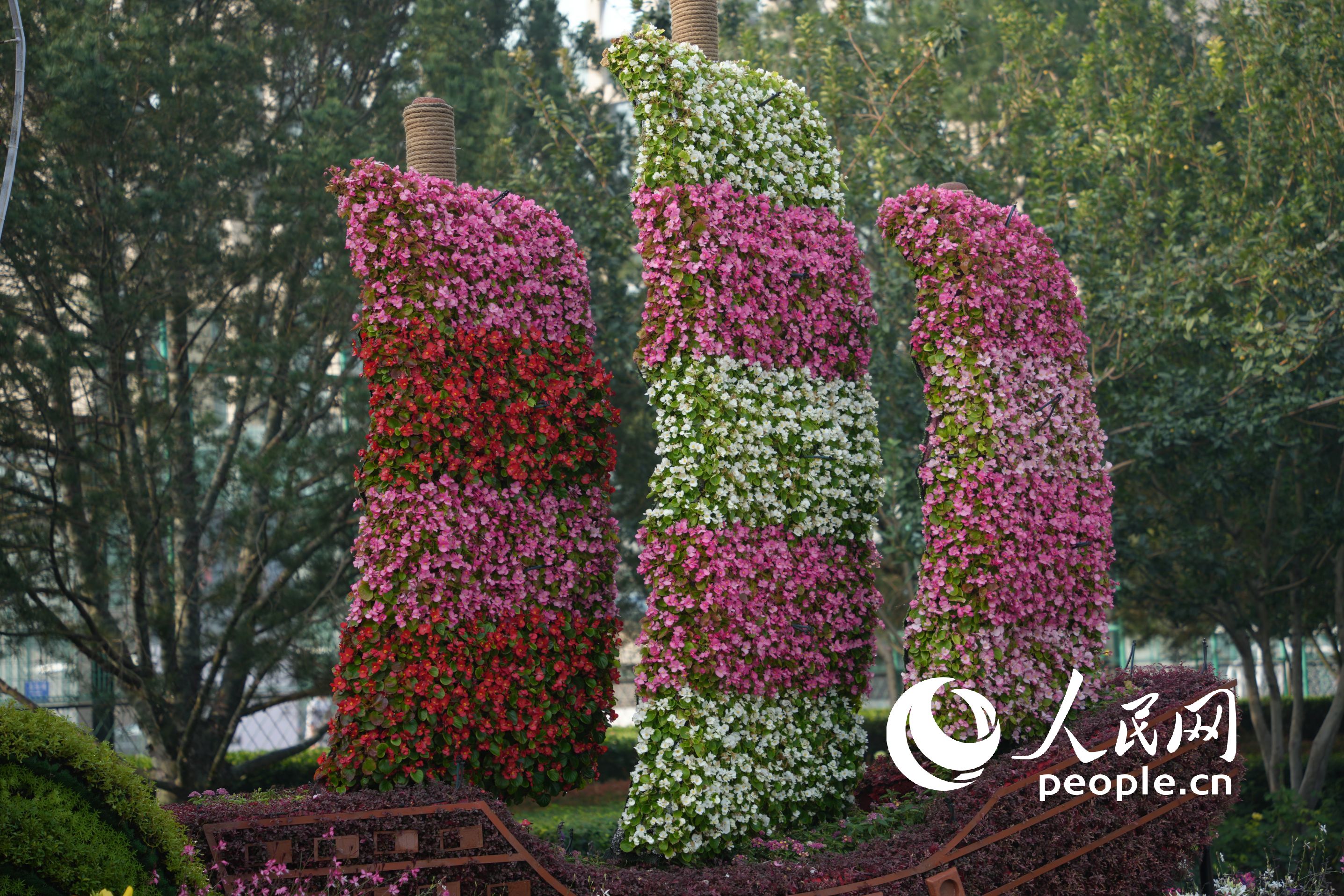 位於北京東單路口的“和平發展”主題花壇。（人民網記者 王天樂攝）