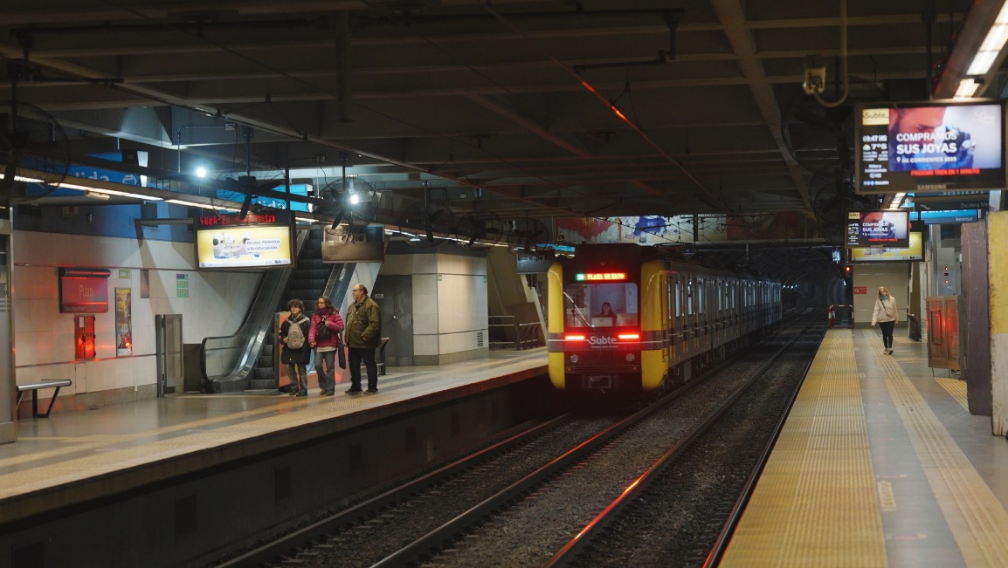 阿根廷布宜诺斯艾利斯市A线地铁列车进站。人民网记者 张若涵摄