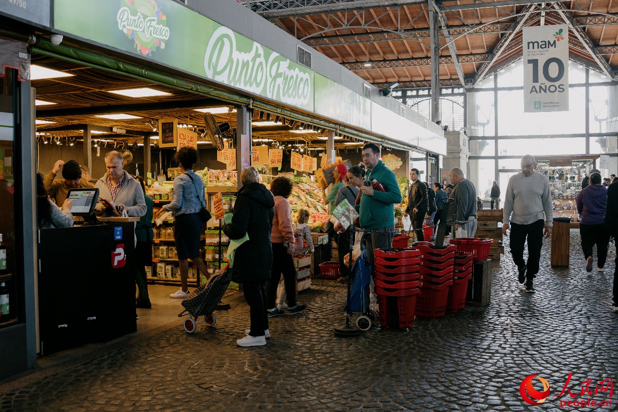 乌拉圭人在蒙得维的亚农业市场排队购买生鲜产品。人民网记者 张若涵摄