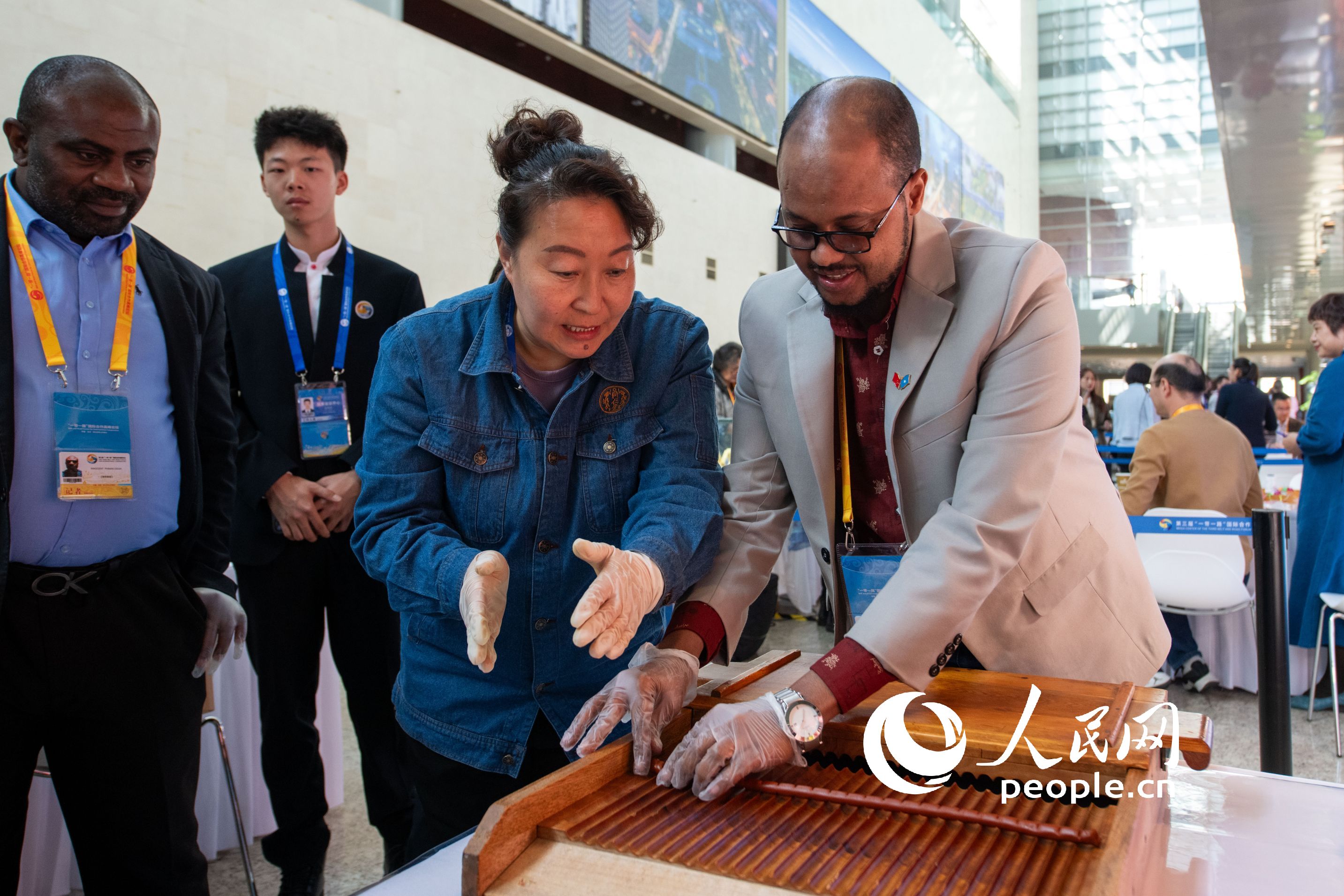 外国媒体记者体验安宫牛黄丸的传统制作技艺。人民网记者 翁奇羽摄
