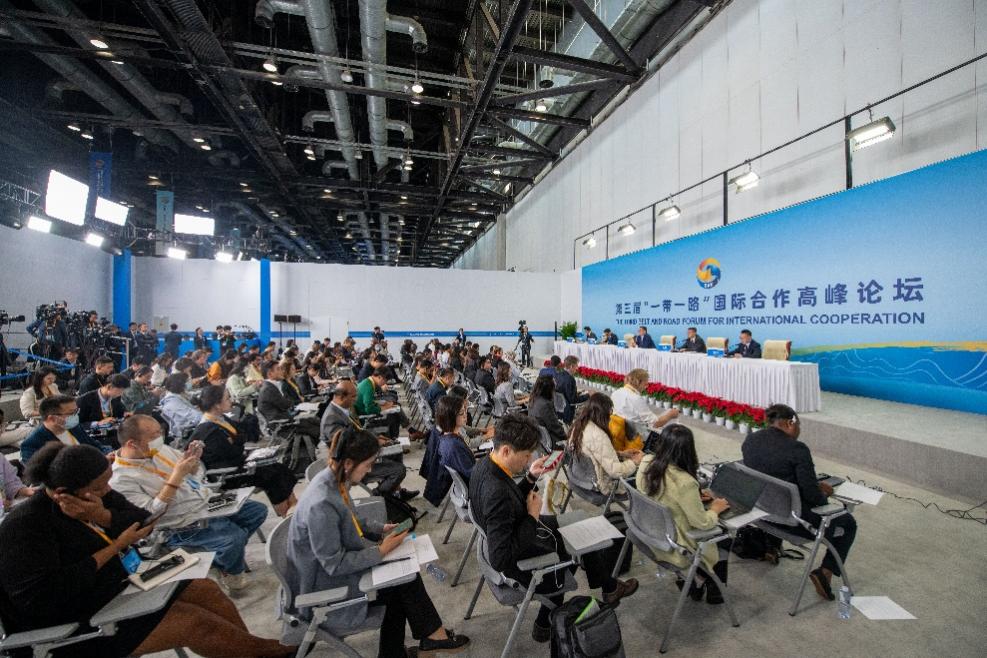 第三届“一带一路”国际合作高峰论坛首场吹风会现场。人民网记者 翁奇羽摄