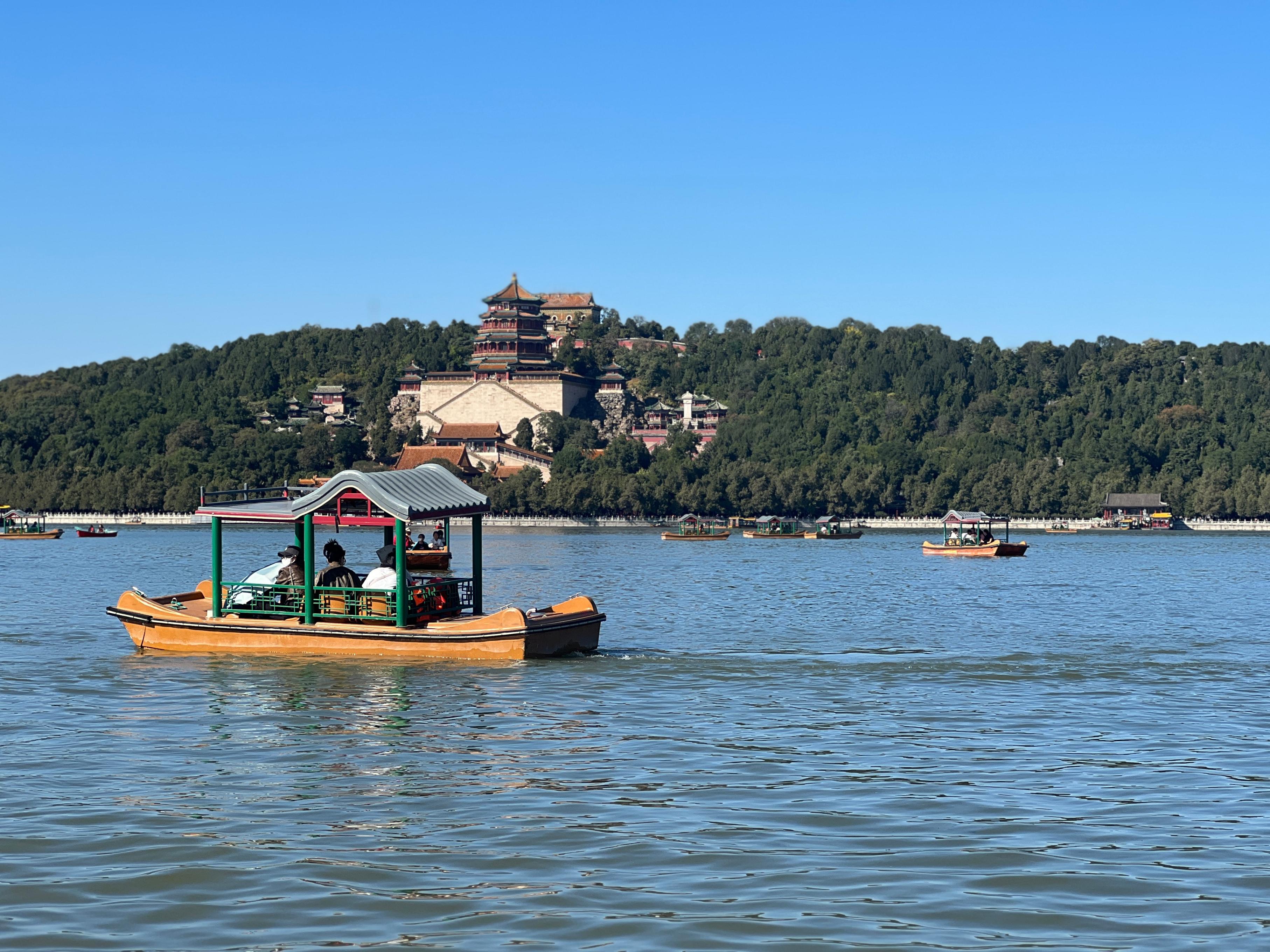 颐和园内泛舟湖上,宛若绝美山水画中游。人民网 欧阳易佳摄
