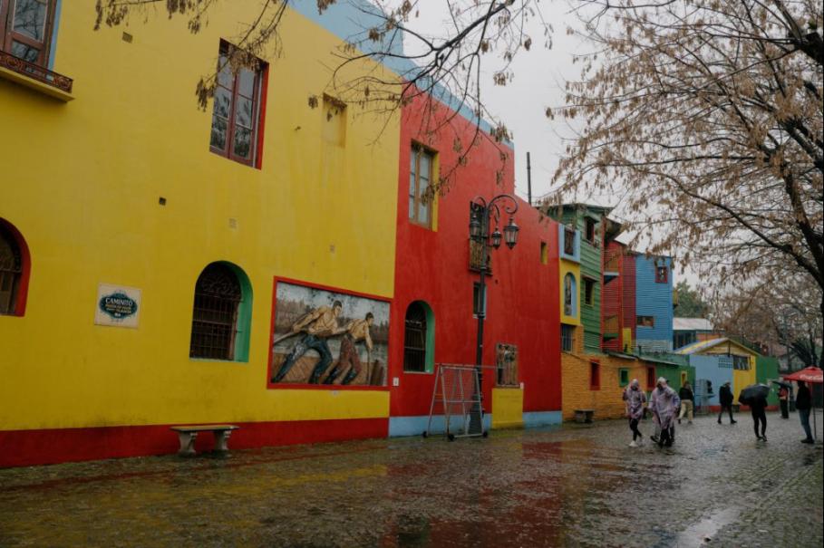 博卡区街头随处可见色彩斑斓的建筑群。人民网记者张若涵 摄
