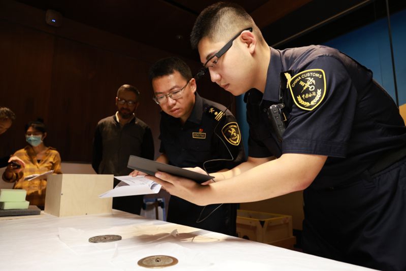 海關關員對進境參展文物的備案、報關、放行，保障“一帶一路文物考古合作展”。北京海關供圖