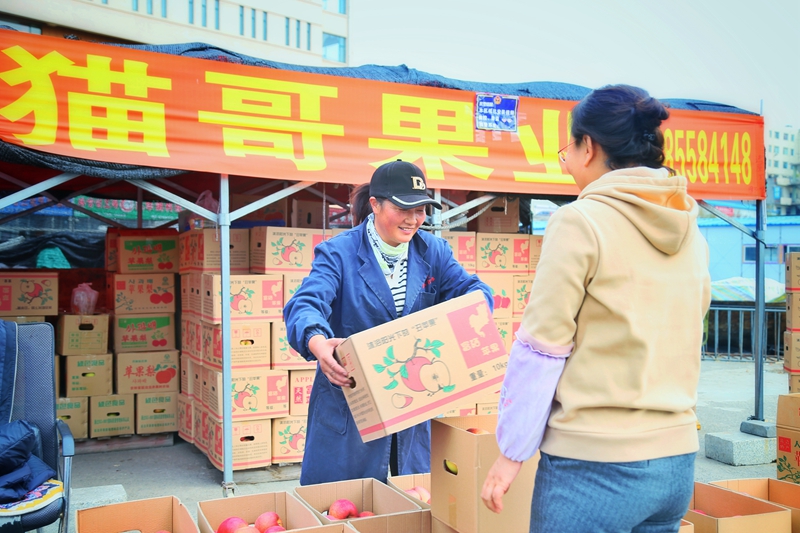 市民在采购能长期储存的水果。国家税务总局延吉市税务局供图 张嘉峰摄