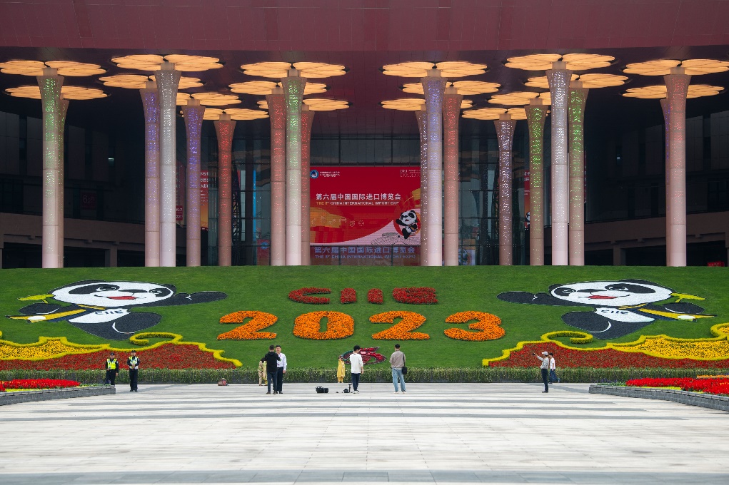 11月4日，国家会展中心（上海）南广场。人民网记者 翁奇羽摄