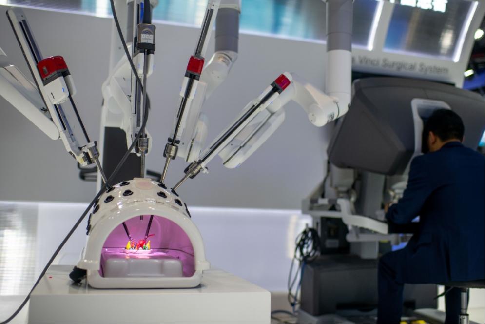 在医疗器械及医药保健展区，参观者正在体验操作复星医药首台国产达芬奇Xi手术系统。人民网记者 翁奇羽摄