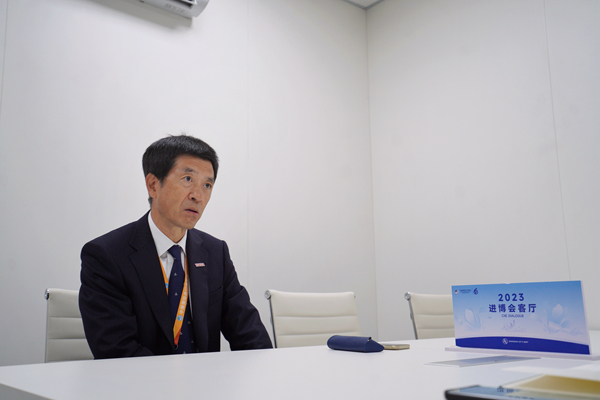 丰田中国高级执行副总经理董长征正在接受人民网记者专访。人民网记者 赵晨摄