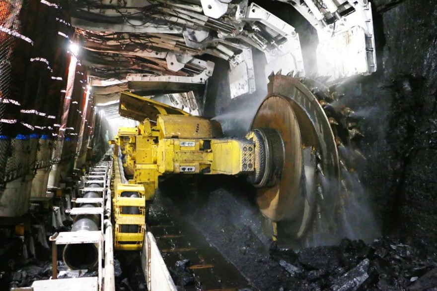 中國中煤陝西公司大海則煤礦20102工作面開足馬力生產，單面日產原煤3萬噸以上，釋放優質產能備戰迎峰度冬。受訪者供圖