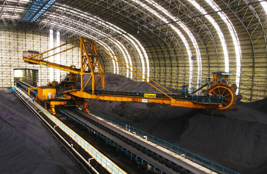 華能上安電廠煤場斗輪機開展無人值守作業。目前，該廠煤場庫存已提升至滿庫狀態。受訪者供圖