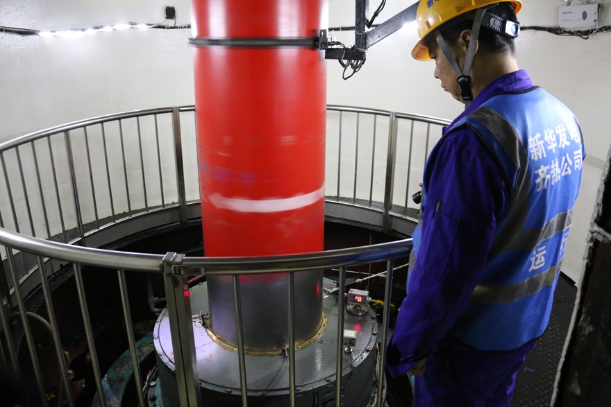 新華發電齊熱哈塔爾水電站員工檢查發電機組，確保機組頂峰發電時發得出、頂得上。受訪者供圖