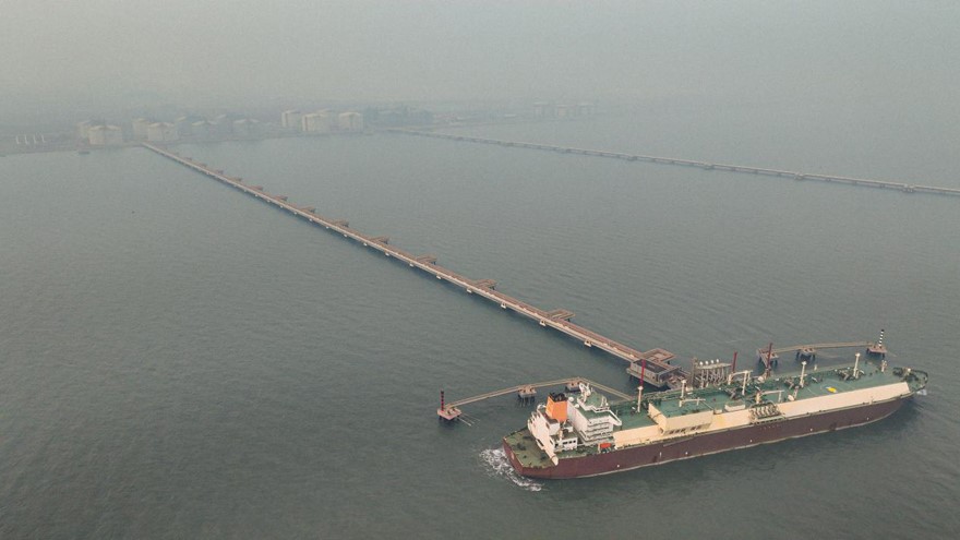  裝載26萬立方米LNG的“阿爾達夫那”號靠泊在中國石油唐山LNG接收站，為京津冀地區送去1.6億立方米“暖氣”。金添攝