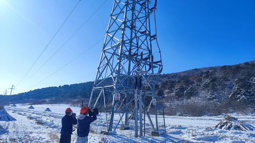 三峽集團遼寧葫蘆島風電場運維人員對線路進行全面巡檢，確保電力生產設備處於最佳運行狀態。受訪者供圖