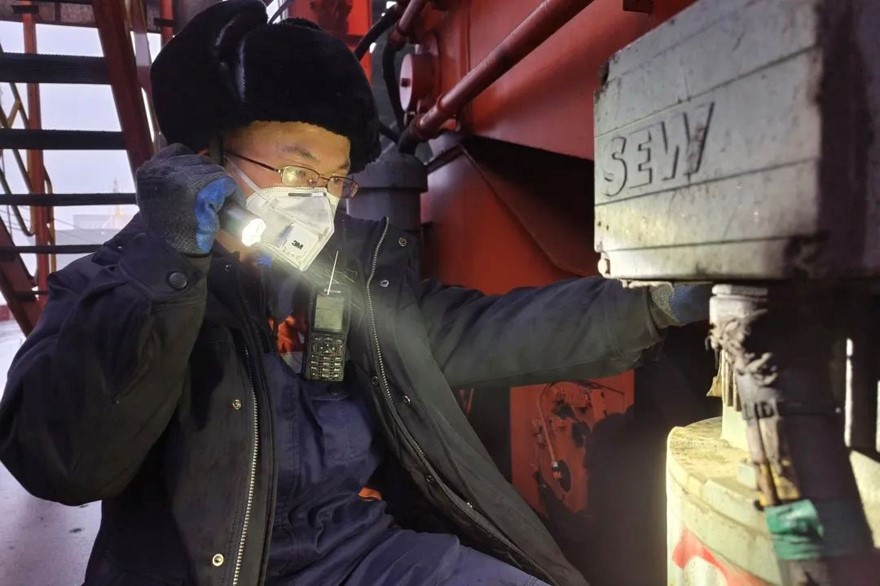 黃驊港務三期碼頭設備點檢員檢查裝船機行走電機。截至11月20日，黃驊港完成月度煤炭裝船1196.6萬噸。曹龍龍攝