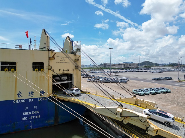 國產新能源車在南沙汽車口岸裝船出口。廣州港集團供圖