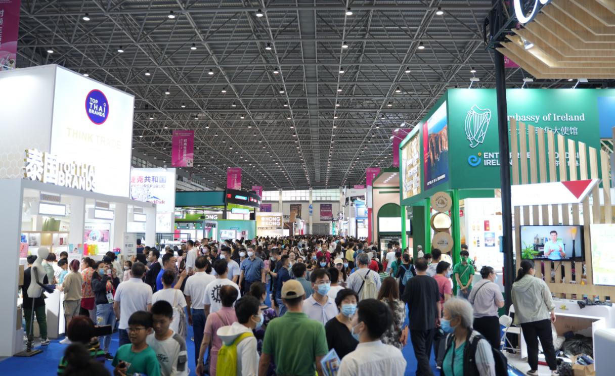 第三屆中國國際消費品博覽會現場人頭攢動，折射出中國大市場帶來的巨大機遇。人民網記者 許維娜攝