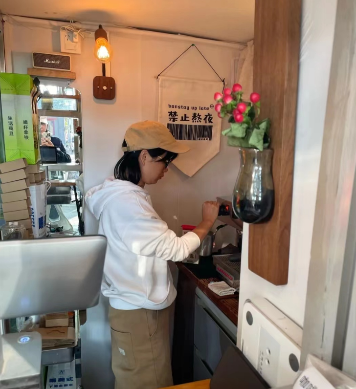 在北京的胡同裡，一個隻有2平方米的窗口咖啡店成為網紅打卡地。人民網記者 許維娜攝
