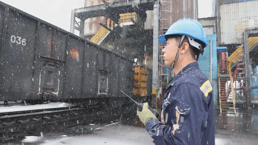 國家能源集團神東煤炭工作人員加大裝車站點檢查頻次，每天約有110列滿載“神東煤”的萬噸運煤專列從這裡運往各地。受訪者供圖