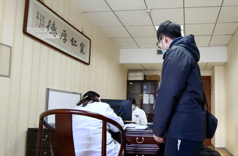 陪诊师大飞陪同来京就诊的患者在医院问诊。人民网记者 任妍摄