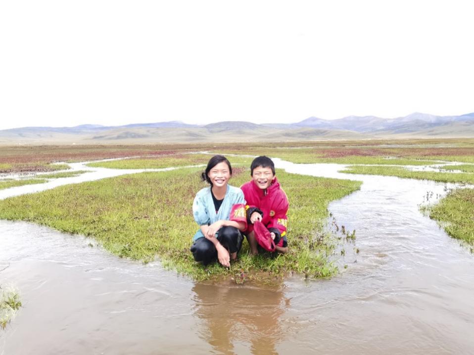 藏民姐弟在三江源核心区称多县嘉塘草原上。受访者供图