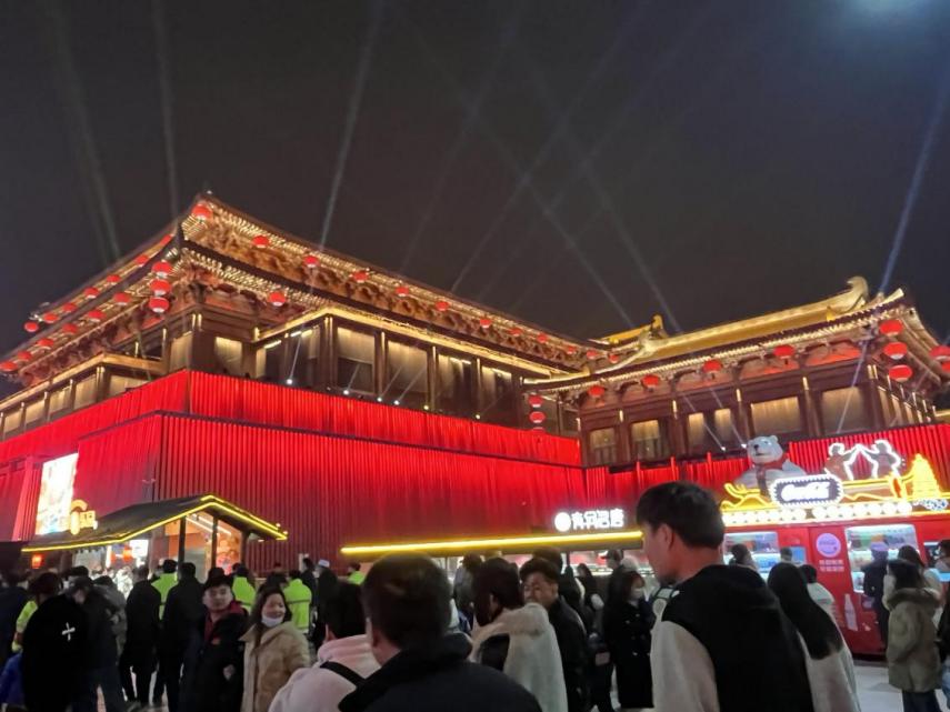 在陕西西安，大唐不夜城游客络绎不绝。人民网 王绍绍摄