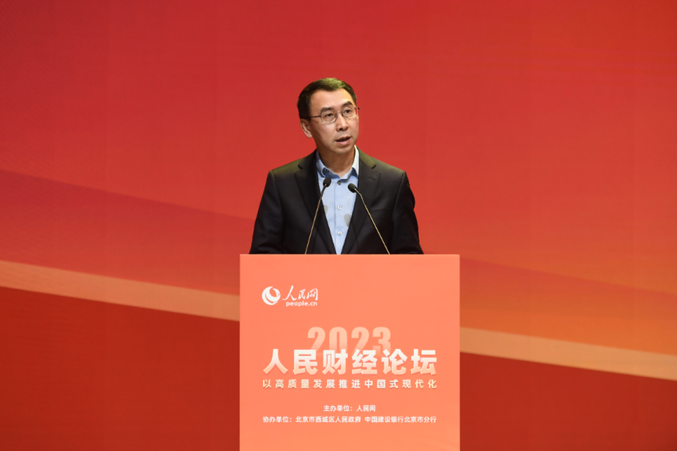 文化和旅游部產業發展司司長繆沐陽在“2023人民財經高峰論壇”致辭。人民網記者 王天樂攝