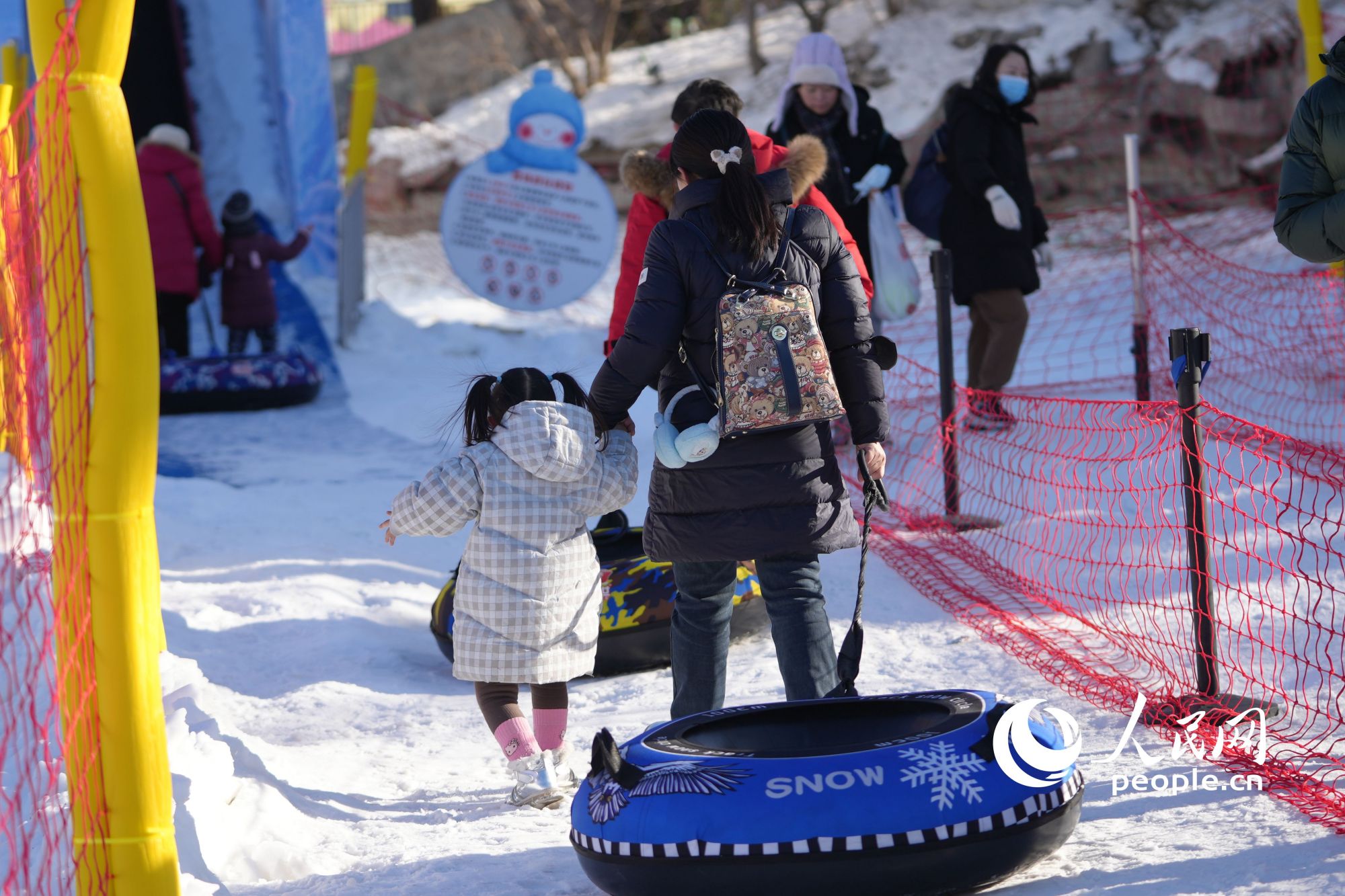在北京市一大型游樂場裡舉辦的“冰雪節”上，游客正在體驗冰雪游樂項目。人民網記者 王天樂攝