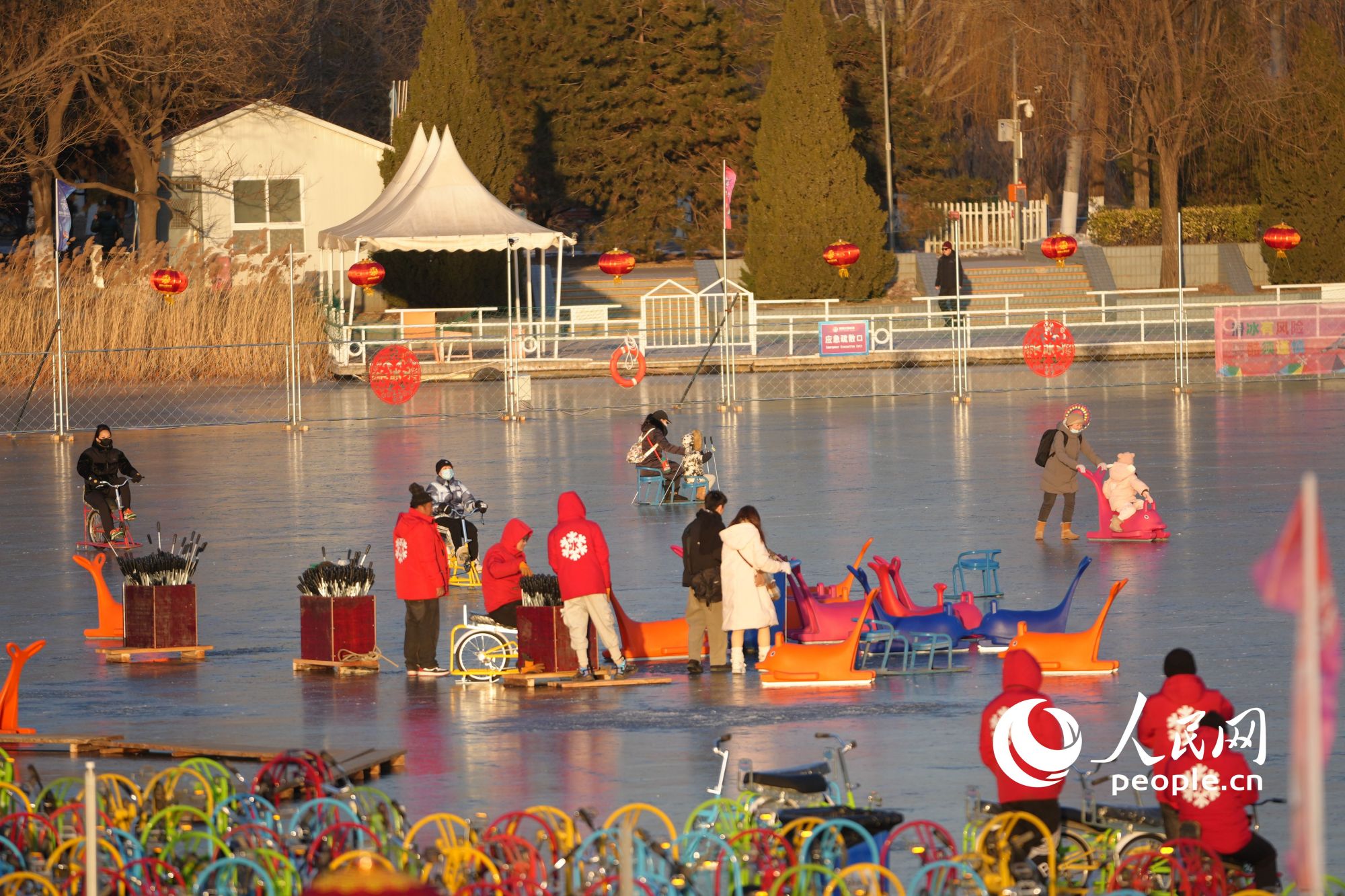 游客們在北京市朝陽公園的冰場裡滑冰。人民網記者 王天樂攝