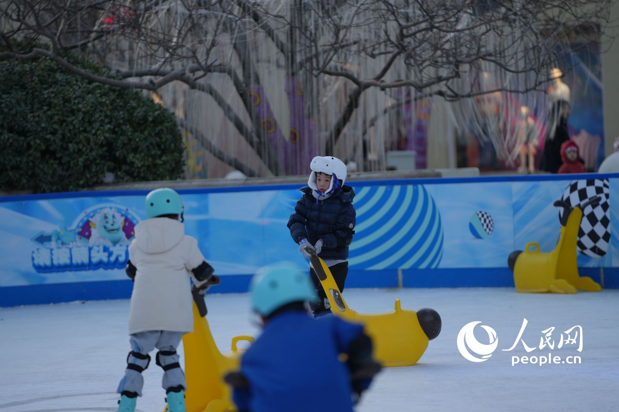 在北京市朝陽區某商業廣場裡的人工冰場，孩子們正在體驗滑冰運動。人民網記者 王天樂攝