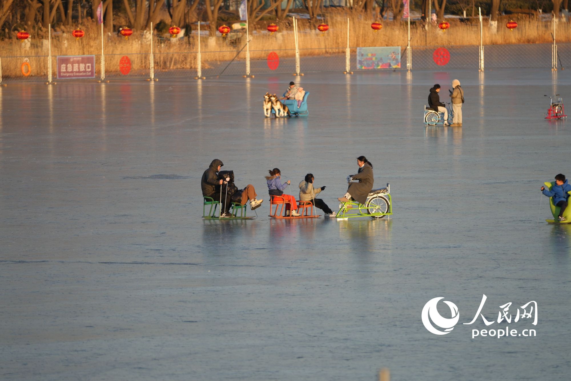 游客們在北京市朝陽公園的冰場裡滑冰。人民網記者 王天樂攝