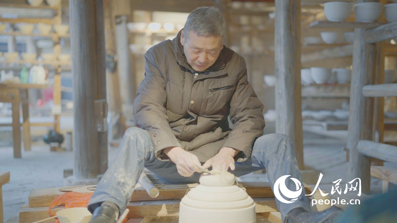 景德鎮陶瓷手藝人正在進行拉坯。人民網記者 王天樂攝