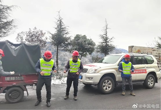 中國電信員工在災區搶修通信工程