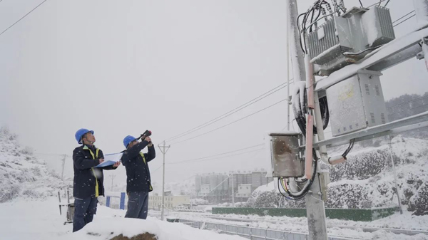 南方電網貴州銅仁碧江供電局工作人員開展觀冰工作。詹青攝