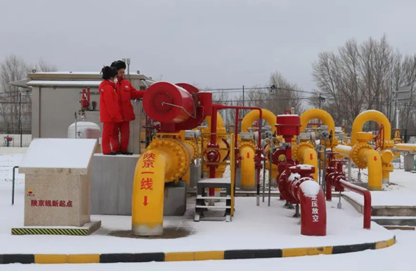 長慶油田員工加大對站內天然氣管線巡檢力度。受訪者供圖