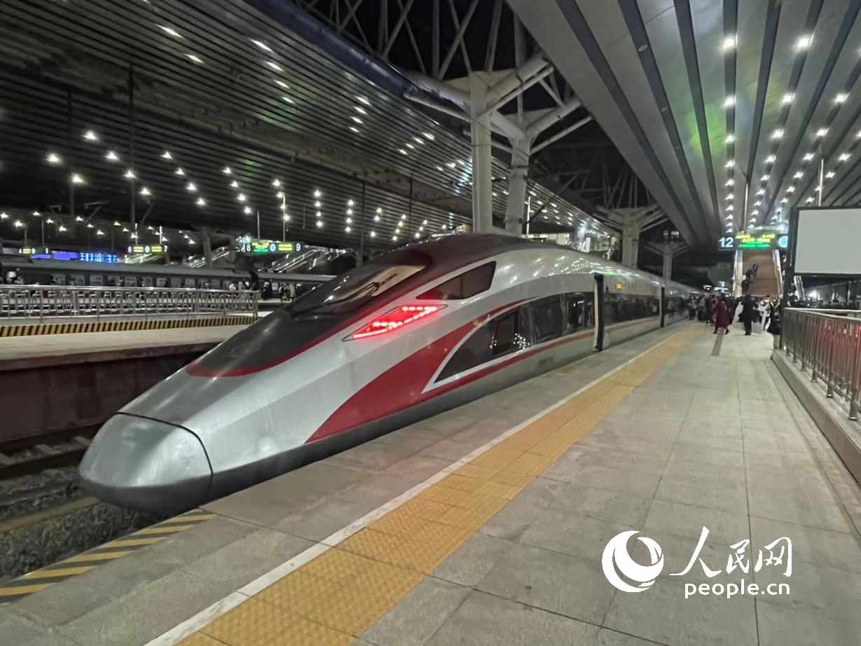 26日清晨，2024年春運北京地區開行的首趟高鐵列車G6701次列車靜待發車。人民網記者 喬雪峰攝