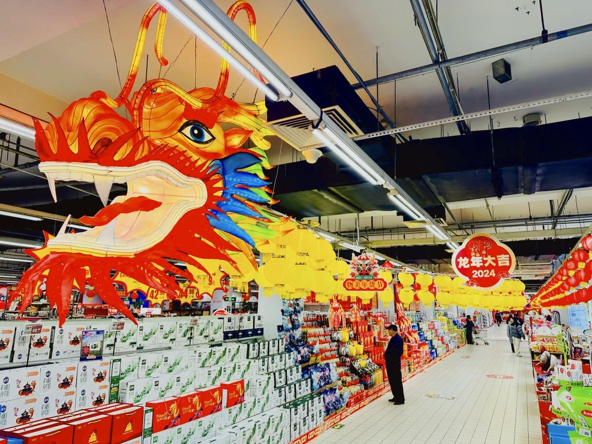 2024年1月，超市里的“年货市集”，让消费者一边逛超市一边体验传统庙会。受访者供图