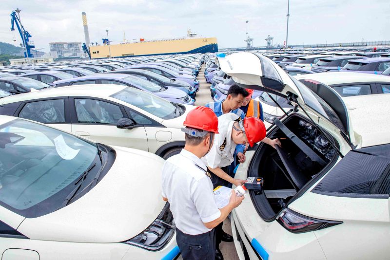 海關關員監管新能源汽車出口。汕頭海關供圖