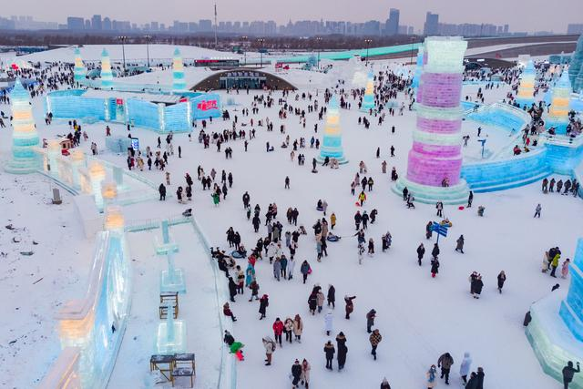游客在哈尔滨冰雪大世界园区内游玩（无人机照片，2024年1月4日摄）。新华社记者 谢剑飞 摄