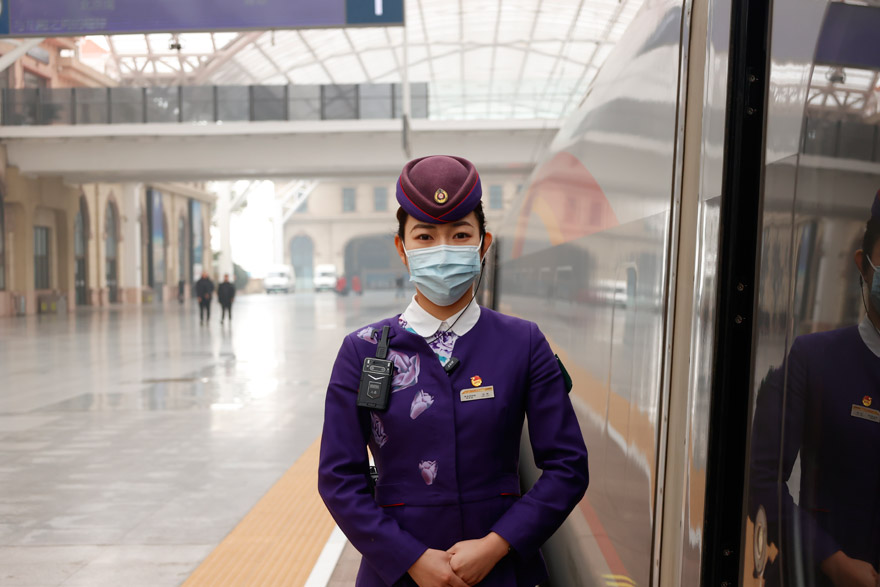 G206次列車青島站始發，劉皓在車門口歡迎旅客。翟祚珩攝