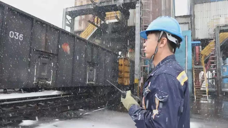 神东矿区工作人员加大装车站点检查频次，积极发挥煤炭“压舱石”作用
。同比增长61.8%	。<p style=