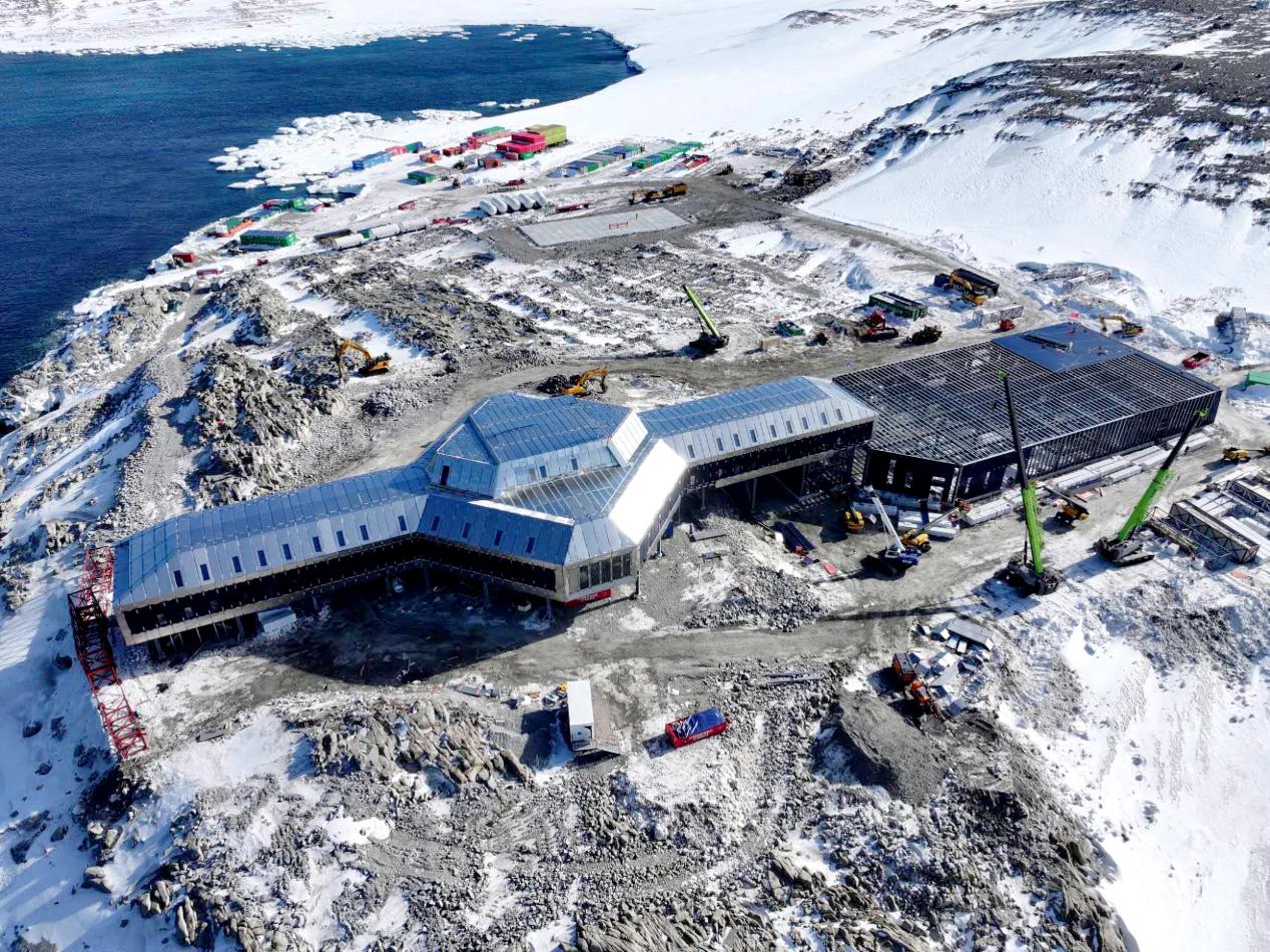 我国第五座南极考察站――罗斯海新站雏形已现。郑迪 摄