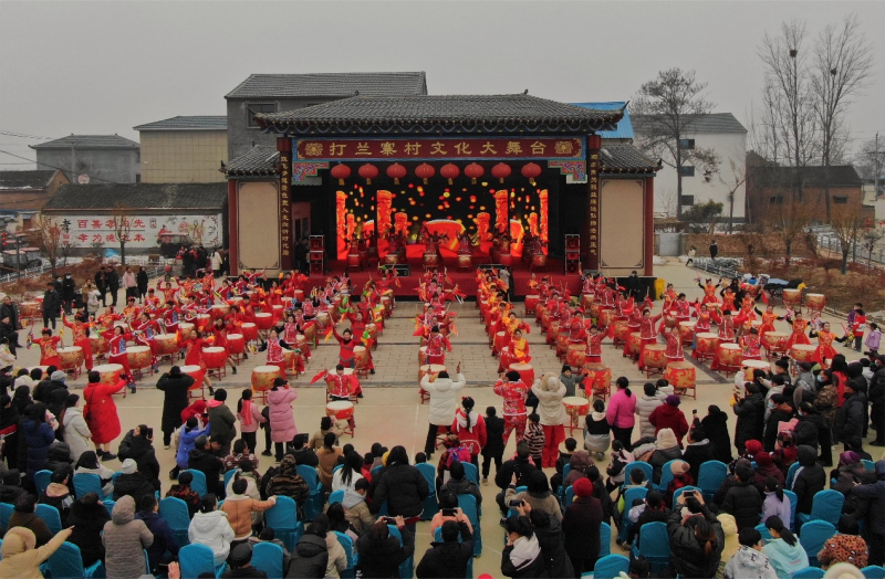 打兰寨村举行2024年春节联欢会。人民网 王绍绍摄