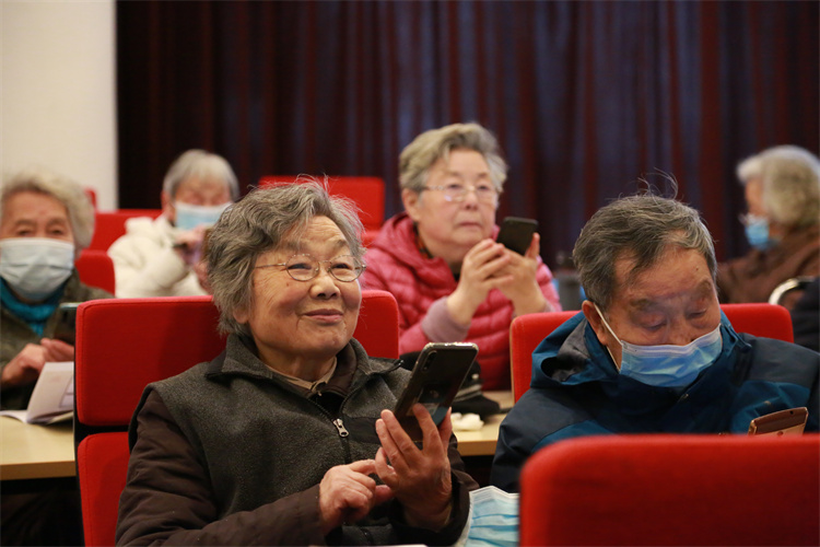 上海市中福会养老院的新春版数字课堂上，年龄奔百的老人们在认真学习如何抢红包。人民网记者 龚莎摄