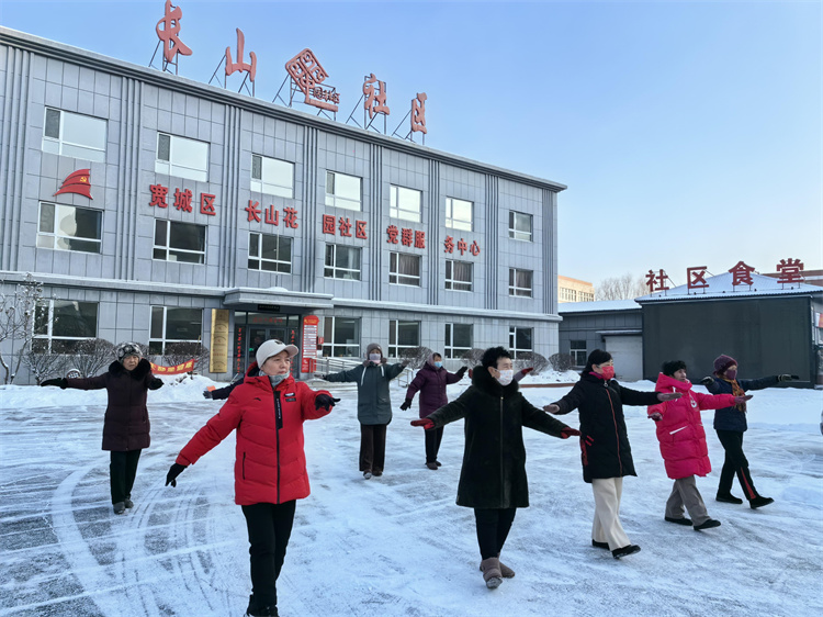 吉林省长春市宽城区长山花园社区的健身舞队正在练习，为演出做准备。人民网记者 王海跃摄