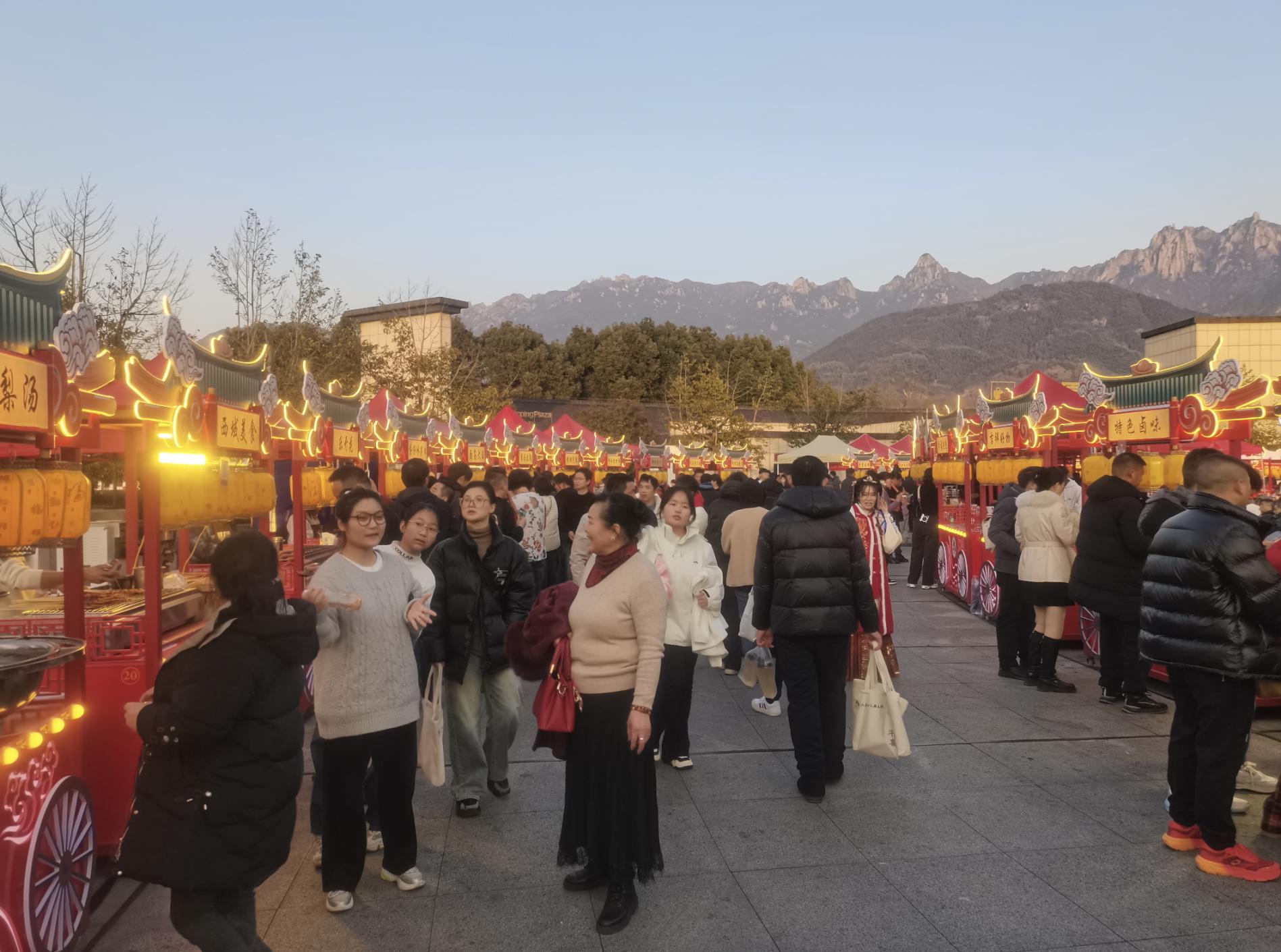 游客在安徽九华山“国风市集”游览。胡芮摄